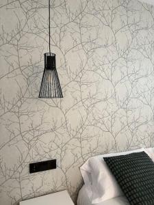 une suspension suspendue dans une chambre avec un mur dans l'établissement Apartamento junto a la catedral VuT 09-0443, à Burgos