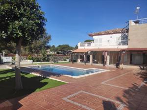 The swimming pool at or close to CAL53