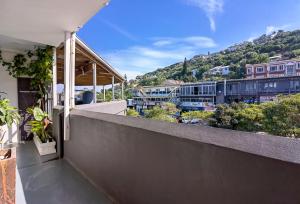 een balkon van een huis met uitzicht op de stad bij Ballito Backpackers in Ballito