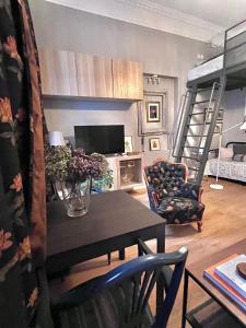 ein Wohnzimmer mit einem Tisch und einem Stuhl in der Unterkunft CENTRAL DAINTY in Zagreb