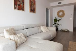 Sala de estar blanca con sofá blanco en Aguacate beach golf appartement, en Motril