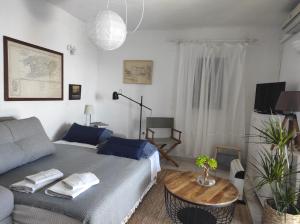 1 dormitorio con cama, sofá y mesa en Getaway house Gundula, en Podstražje