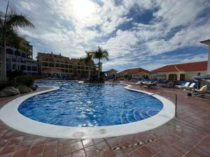 una gran piscina en un complejo turístico en Dinastia Los Cristianos, en Arona