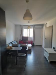Posezení v ubytování Bright top floor apartment!