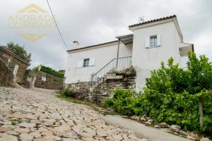 una carretera de piedra frente a una casa blanca en Casa da Calçada Guest House, en Pinhão