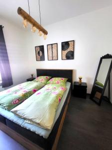 een slaapkamer met een bed en een spiegel bij Ferienwohnung SehrGemütlich in Lichtenstein