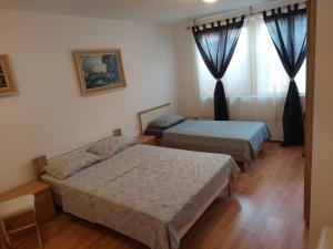 1 dormitorio con 2 camas y ventana en IN Kala en Rijeka