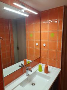 La salle de bains est pourvue d'un lavabo et d'un miroir. dans l'établissement Bright top floor apartment!, à Zante