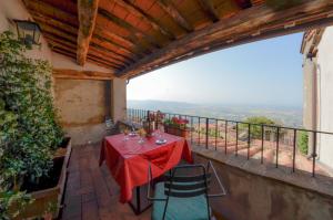 un tavolo e sedie su un balcone con vista di Hotel San Michele a Cortona