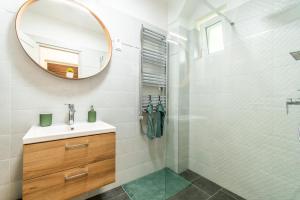 uma casa de banho com um lavatório e um espelho em Alex Apartman em Szombathely
