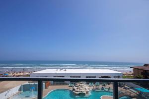 uma vista para a praia a partir da varanda de um resort em Courtyard South Padre Island em South Padre Island