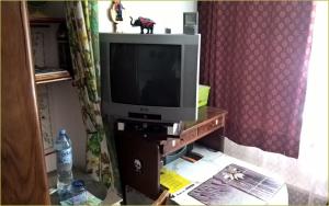 uma televisão em cima de um suporte de madeira em Room for you em Varsóvia