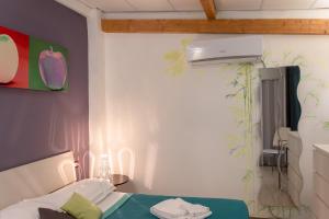 1 dormitorio con 1 cama con mesa verde en Villa Guelfi en Cascina