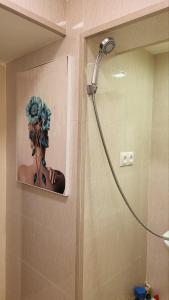 uma pintura de uma mulher num chuveiro na casa de banho em Orbeliani Hostel em Tbilisi