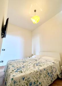 ein Schlafzimmer mit einem Bett und einem gelben Licht in der Unterkunft La Badia Montechiaro - Breathtaking View of Sorrento Coast in Vico Equense