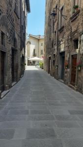 una strada vuota in un vicolo tra due edifici di Civico a Gubbio