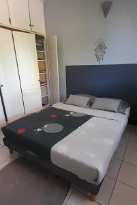 une chambre avec un grand lit et une tête de lit bleue dans l'établissement KAZ A NINE, à Saint-Pierre