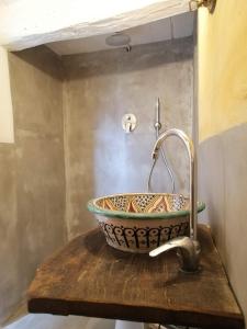 uma casa de banho com um lavatório num balcão de madeira em Il Metato di Gallena em Stazzema