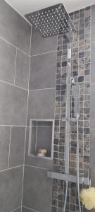 um chuveiro com uma janela na casa de banho em KAZ A NINE em Saint-Pierre