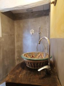 ein Badezimmer mit einem Spülbecken auf der Theke in der Unterkunft Il Metato di Gallena in Stazzema