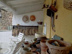 um quarto com um monte de panelas e cadeiras em Il Metato di Gallena em Stazzema