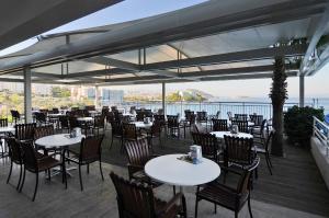 Ein Restaurant oder anderes Speiselokal in der Unterkunft Korumar Hotel Deluxe 