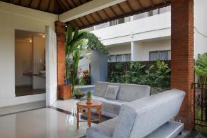 sala de estar con sofá y mesa en Tanta Escape by Pramana Villas, en Tegalalang