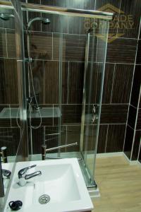 a bathroom with a sink and a shower at Refúgio da Suite 4 in Pinhão