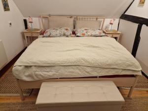 Un dormitorio con una cama y dos mesitas de noche. en Fachwerkhaus Hänsel und Gretel, en Hundsdorf