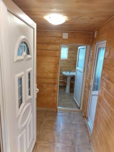 eine Tür, die in ein Badezimmer mit Waschbecken führt in der Unterkunft Relaxare in Sohodol, Alba in Sohodol