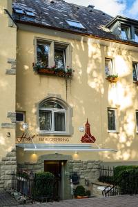 um edifício com uma placa na frente dele em Hotel im Klosterring em Villingen-Schwenningen