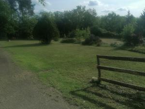 un banco del parque sentado en un campo de hierba en L escale de larcher, en Saint-Aubin-de-Nabirat