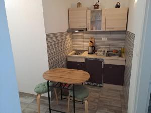 una pequeña cocina con mesa de madera y sillas en BenJak Apartments, en Hvar 31 fotos más
