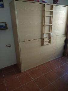 einen Schrank mit einer Tür und Fliesenboden in der Unterkunft Casa Isabella II, trilocale in Erbezzo in Erbezzo