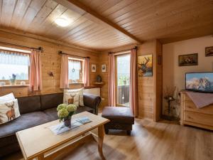 uma sala de estar com um sofá e uma mesa em Berggasthof Bichlersee em Oberaudorf