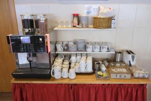 eine Arbeitsfläche mit Kaffeemaschine und Mikrowelle in der Unterkunft Hotel im Klosterring in Villingen-Schwenningen