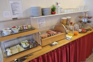 ein Buffet mit Speisen auf einem Tisch in der Unterkunft Hotel im Klosterring in Villingen-Schwenningen