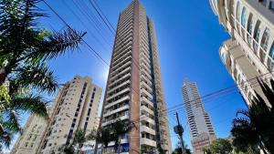 een hoog gebouw in het midden van sommige gebouwen bij Apartamento ao lado Flamboyant Shopping em Goiânia in Goiânia