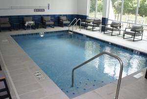 a large swimming pool in a hotel room at La Quinta Inn & Suites by Wyndham Manchester - Arnold AFB in Manchester