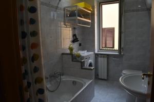 y baño con bañera y lavamanos. en Villa Di Martino, en Sant'Egidio del Monte Albino