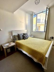 a bedroom with a large bed and a window at Apartamento das Fontes in Furnas