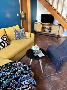 a living room with a couch and a table at Apartamento das Fontes in Furnas