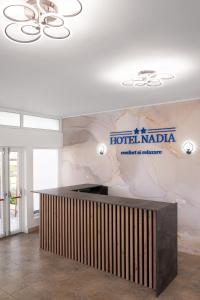 een lobby met een hotel nada bord op de muur bij Hotel Nadia Eforie Nord in Eforie Nord