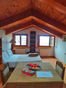 una habitación con 2 camas y una mesa con un bol de fruta en Garibaldi suite, en Venecia