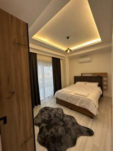 ein Schlafzimmer mit einem Bett und einem Teppich auf dem Boden in der Unterkunft Close to the beach (150 m.) and central locations in Antalya