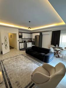ein Wohnzimmer mit einem Sofa und einem Tisch in der Unterkunft Close to the beach (150 m.) and central locations in Antalya