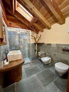 Koupelna v ubytování LA PIANA DAL SAS