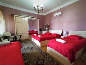 Katil atau katil-katil dalam bilik di GuestHouse LILIA &Wine Celler