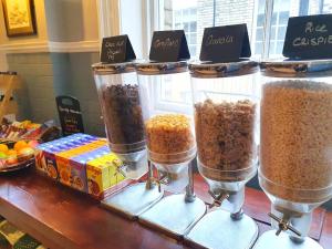 uma exposição de alimentos em recipientes de vidro sobre uma mesa em Park Hotel & Apartments em Hull