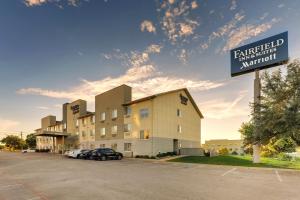 budynek z tabliczką przed parkingiem w obiekcie Fairfield Inn & Suites by Marriott Fort Worth I-30 West Near NAS JRB w mieście Fort Worth